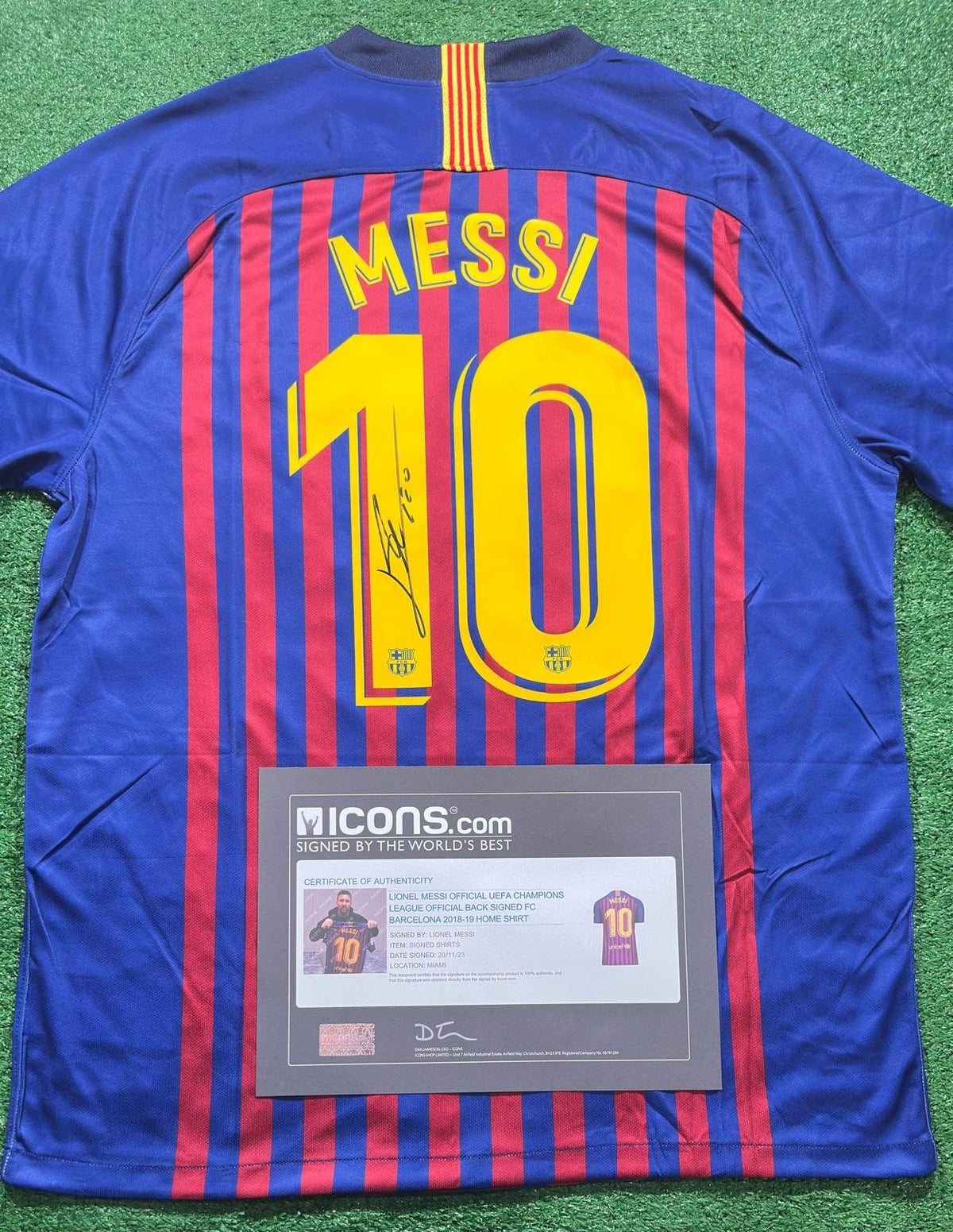 Lionel Messi signed FC Barcelona home jersey detail view 3