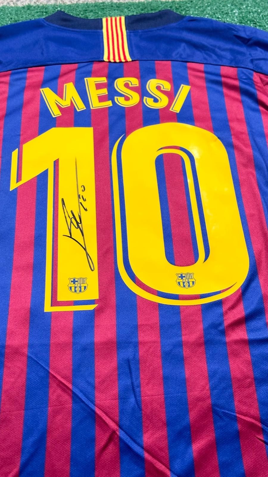 Lionel Messi signed FC Barcelona home jersey detail view 11