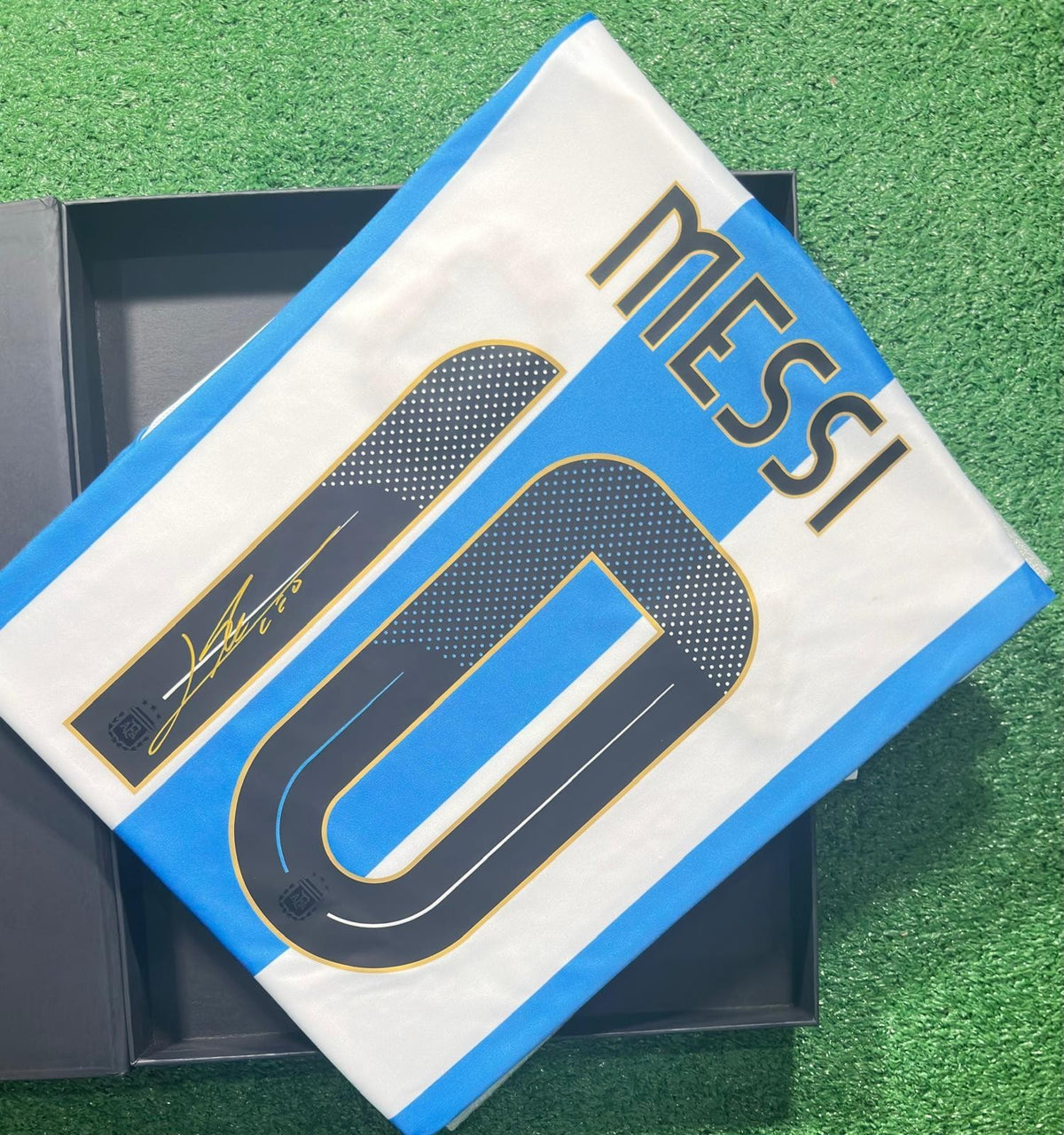 Lionel Messi signed Argentina home jersey detail view 10