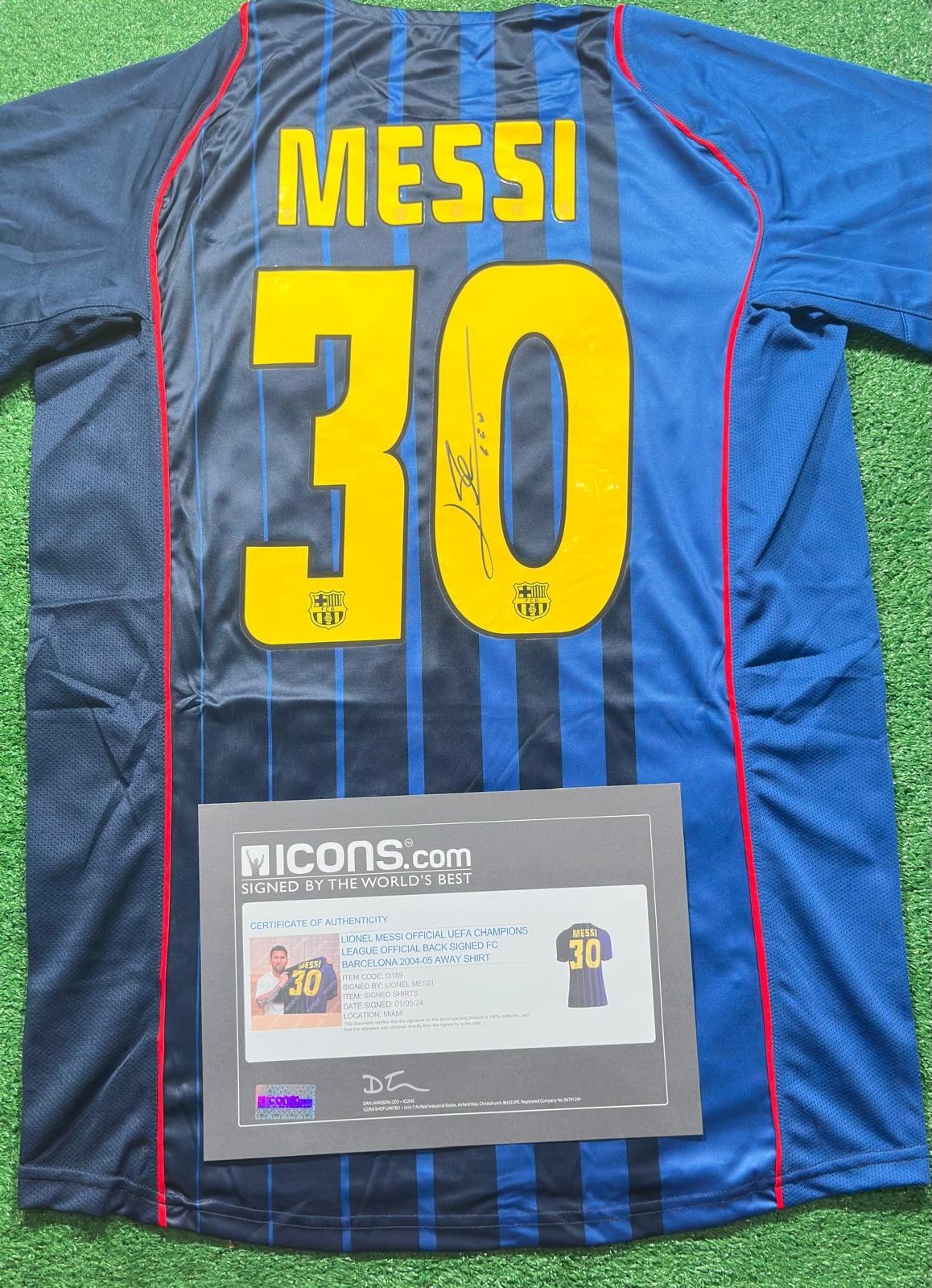 Lionel Messi signed FC Barcelona away jersey detail view 3