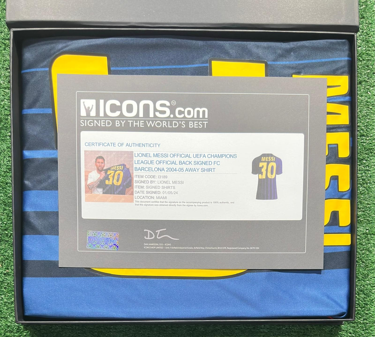 Lionel Messi signed FC Barcelona away jersey detail view 5