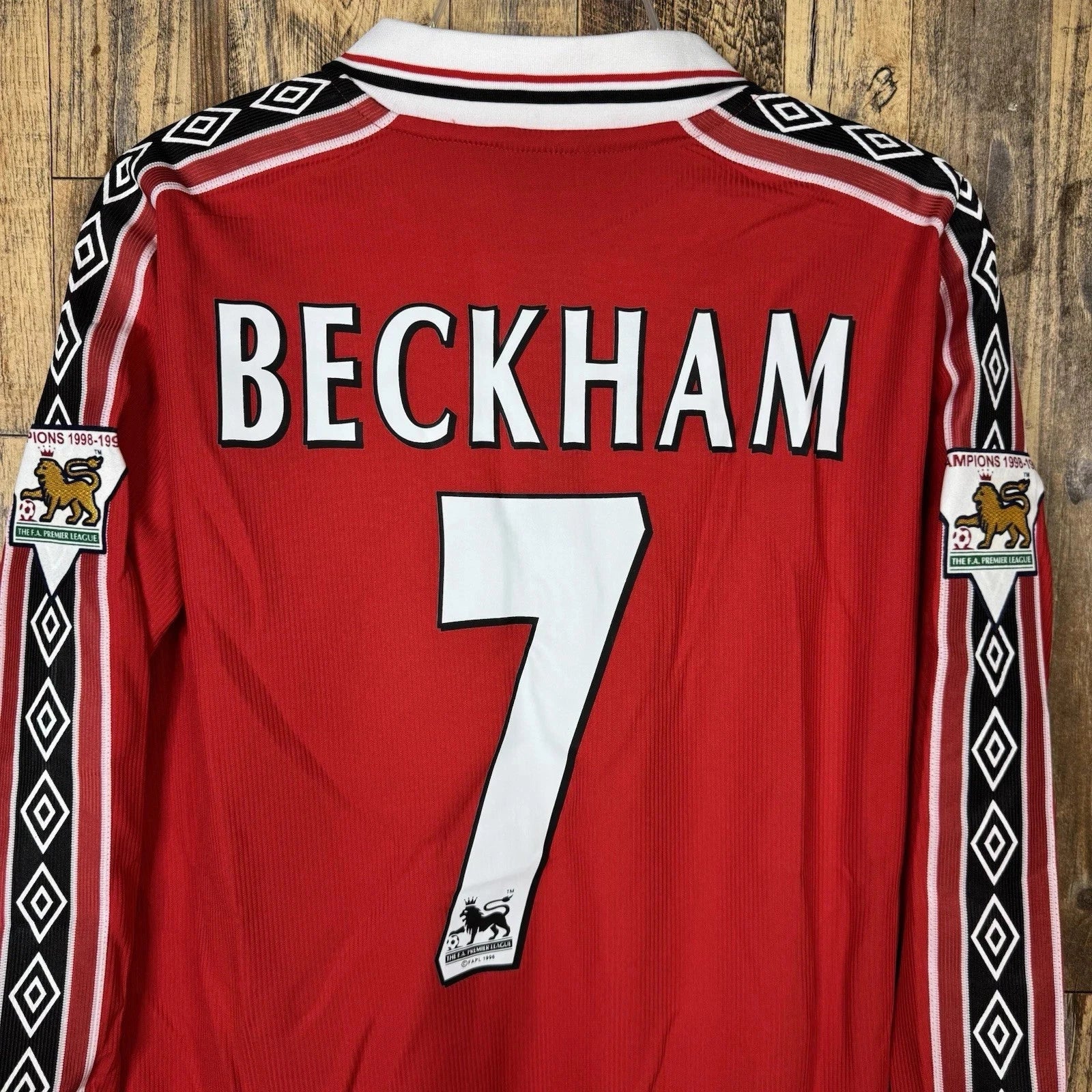 David Beckham 1999/00 Manchester United Home Long-Sleeve Jersey detail view 3