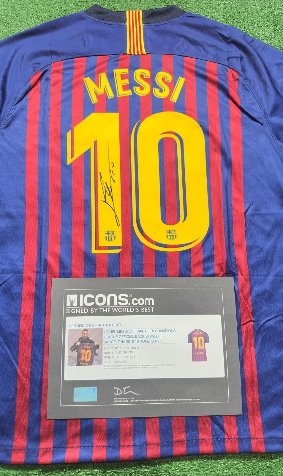 Lionel Messi signed FC Barcelona home jersey detail view 10