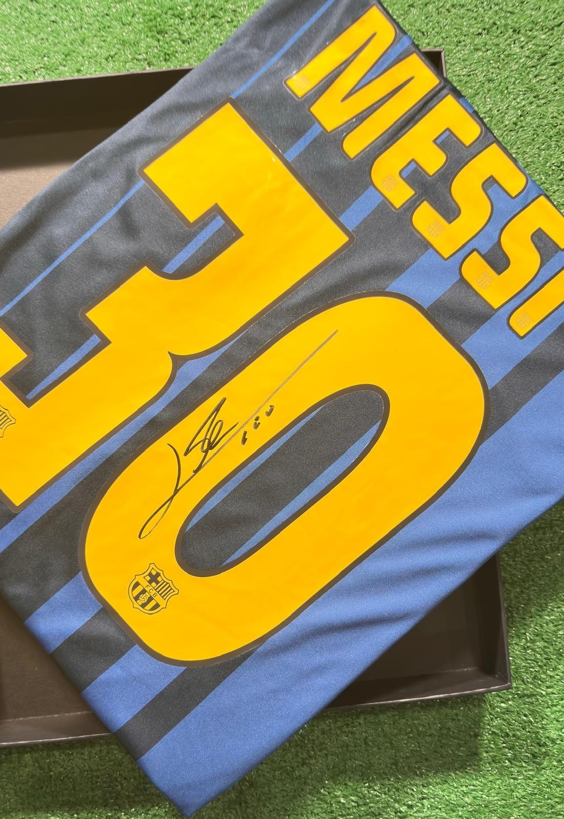 Lionel Messi signed FC Barcelona away jersey detail view 10