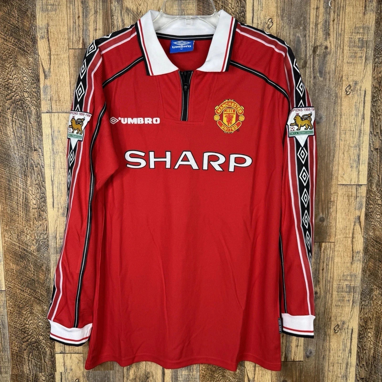 David Beckham 1999/00 Manchester United Home Long-Sleeve Jersey detail view 2