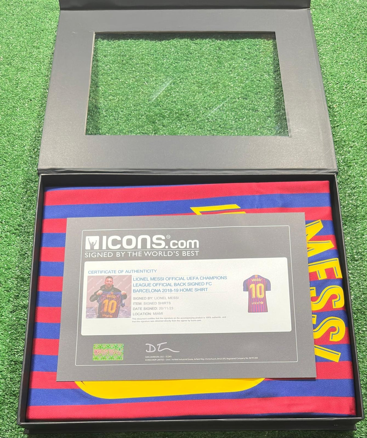 Lionel Messi signed FC Barcelona home jersey detail view 2