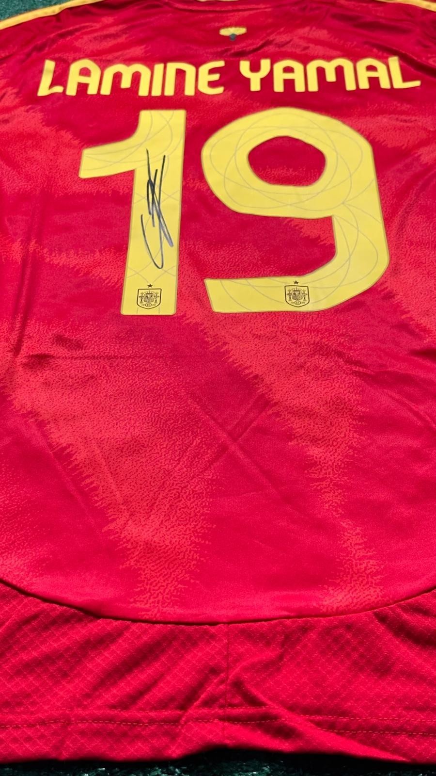 Lamine Yamal signed Spain home jersey detail view 12