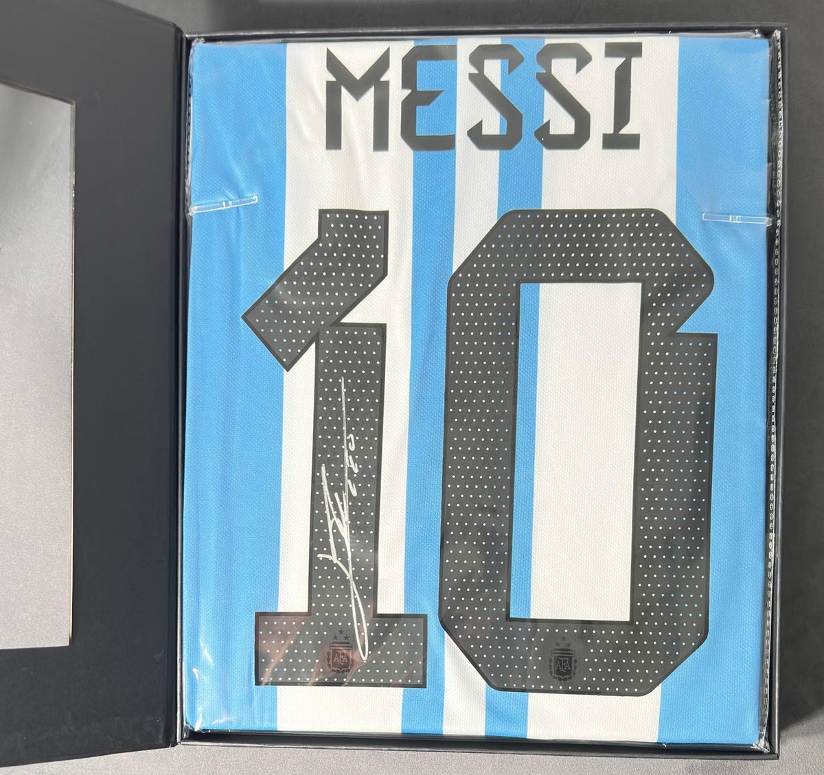 Lionel Messi signed Argentina home jersey with fan-style numbers detail view 5