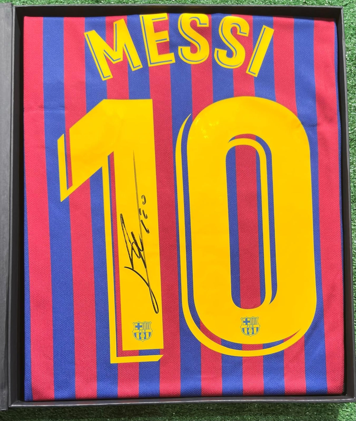 Lionel Messi signed FC Barcelona home jersey detail view 6