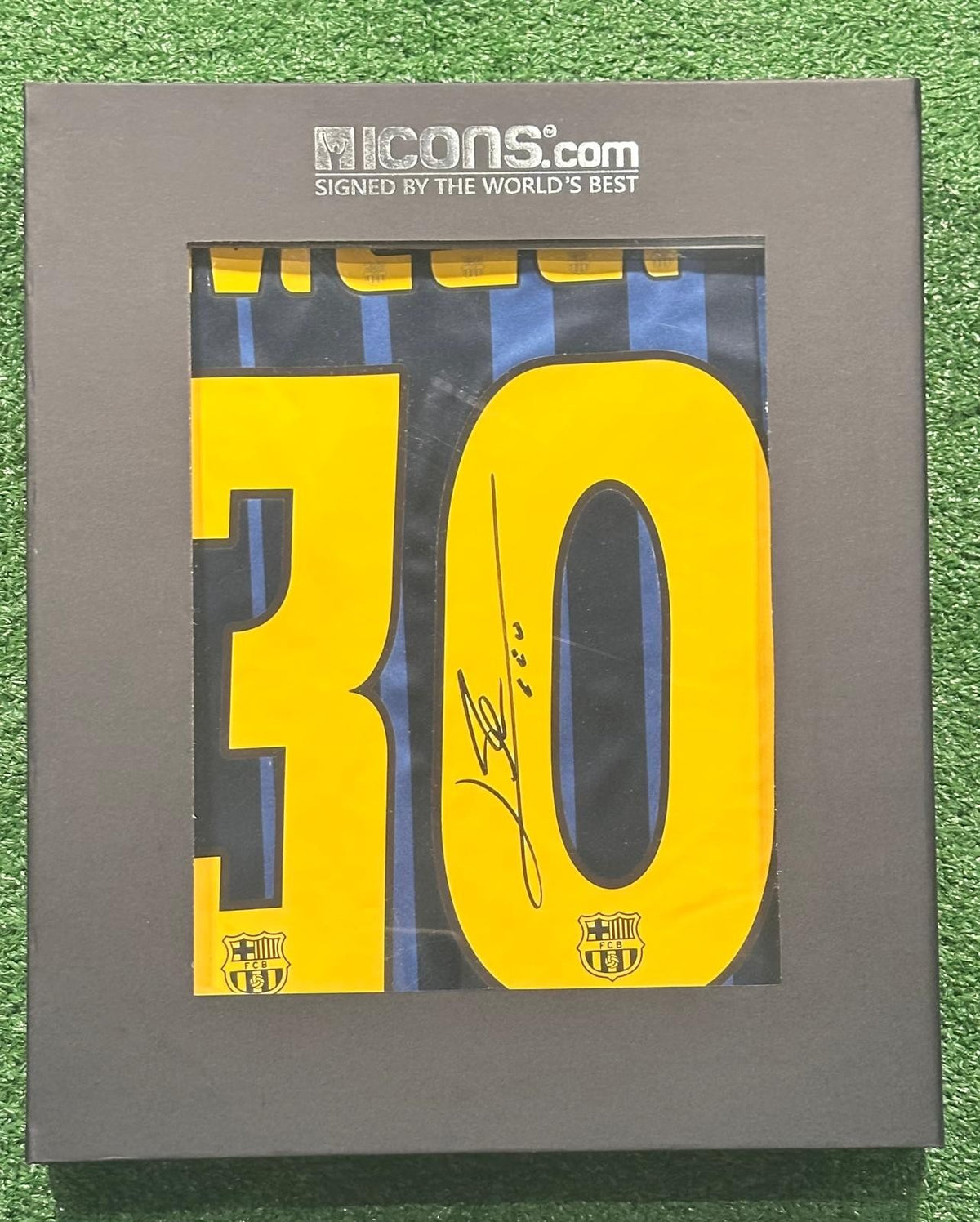 Lionel Messi signed FC Barcelona away jersey detail view 9